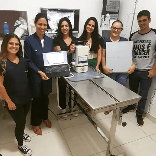 Dra. Aline e equipe da Clínica PA Serviços Veterinários e Comércio em Alegre/ES